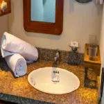 Beagle Galapagos Sailboat - Bathroom