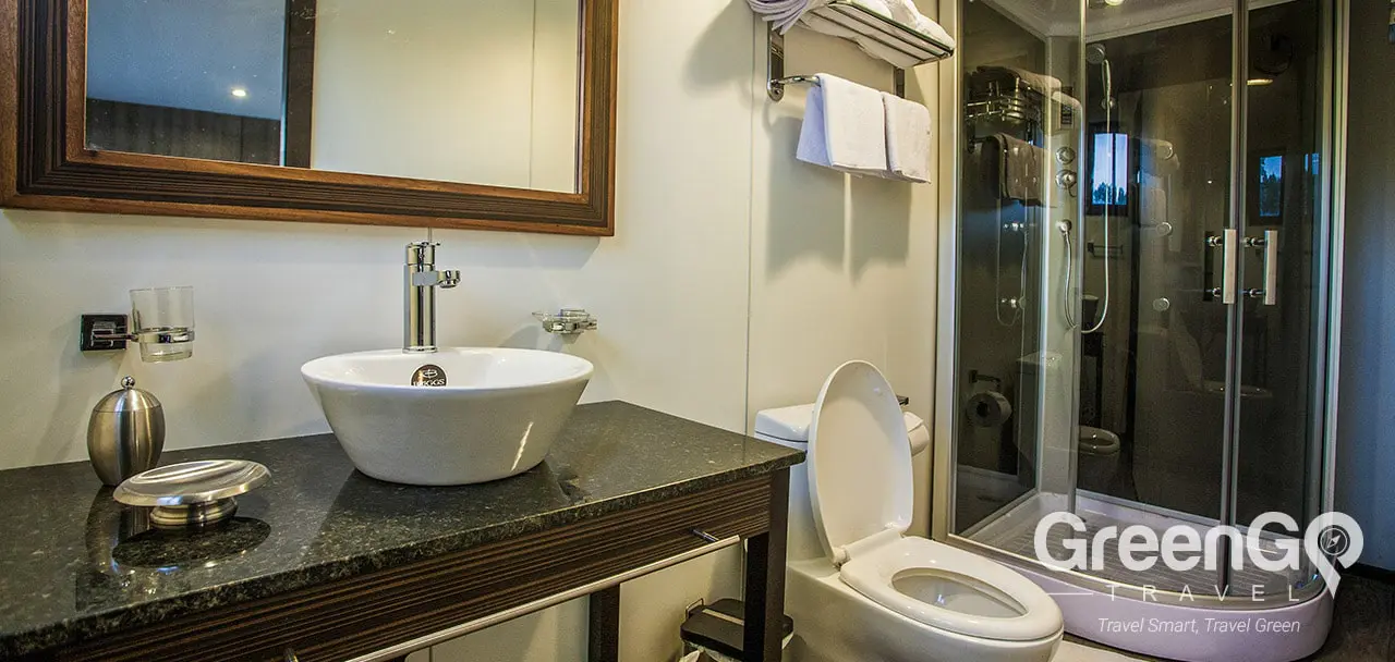 Anakonda Amazon Cruise - Standard Suite Bathroom