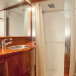 Reina Silvia Galapagos Yacht - Bathroom