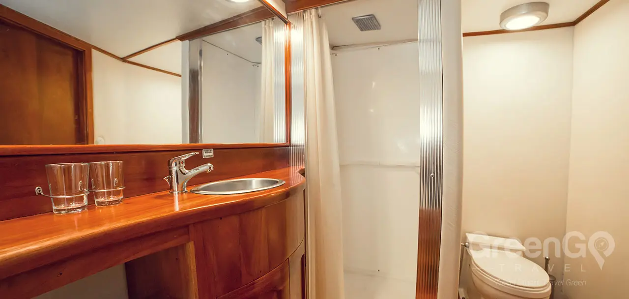 Reina Silvia Galapagos Yacht - Bathroom
