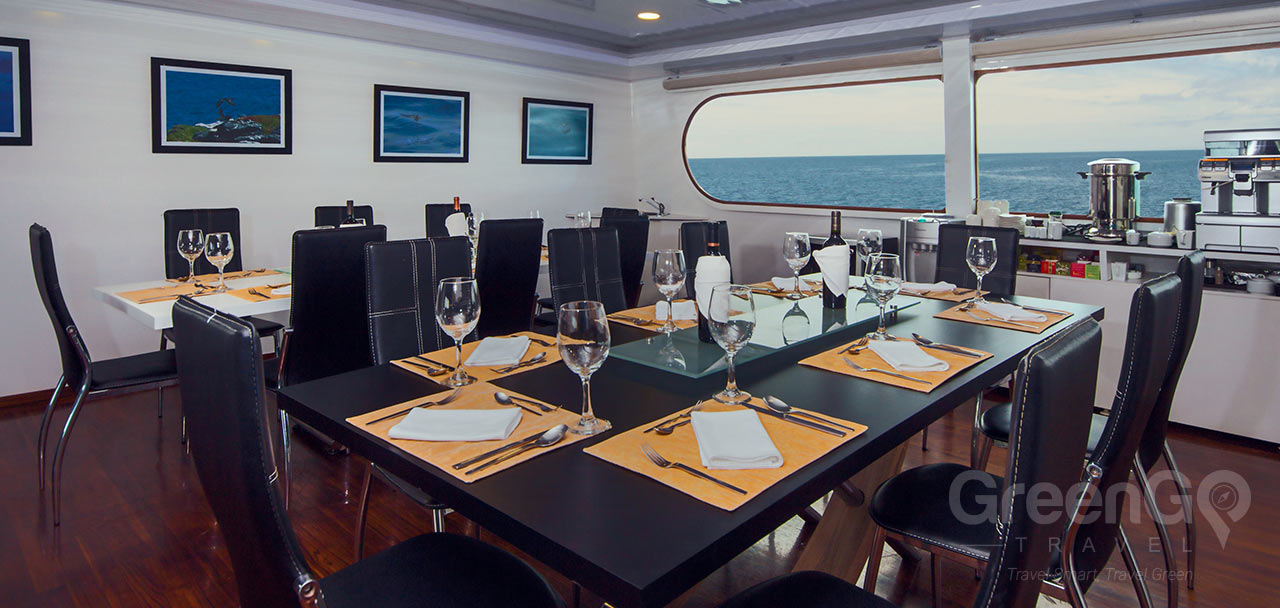 Petrel Galapagos Catamaran - Dinnig Room 1