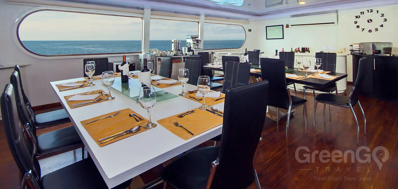 Petrel Galapagos Catamaran - Dinnig Room 2