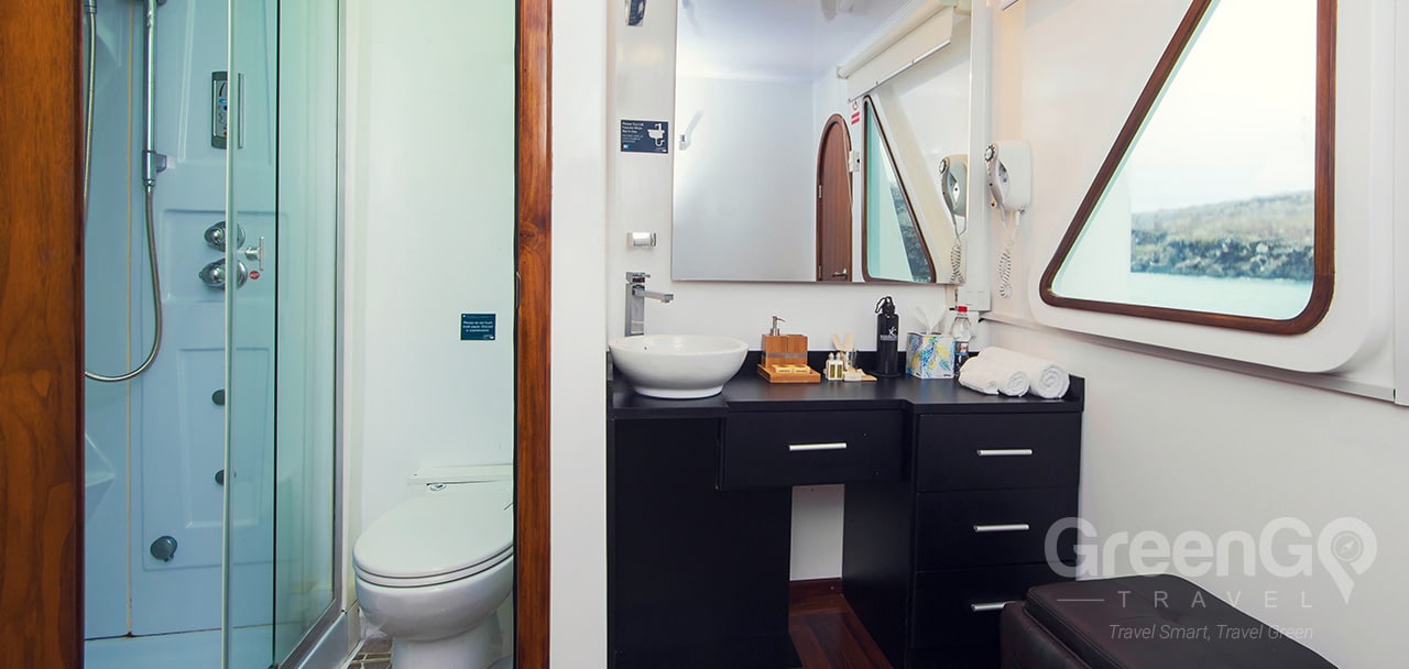 Petrel Galapagos Catamaran - Single Stateroom Bathroom