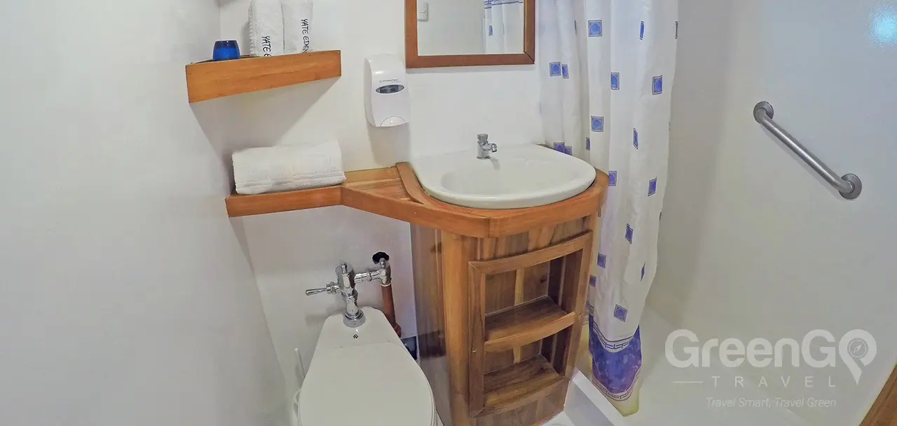 Eden Galapagos Yacht - Bathroom