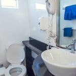 Monserrat Galapagos Yacht - Bathroom