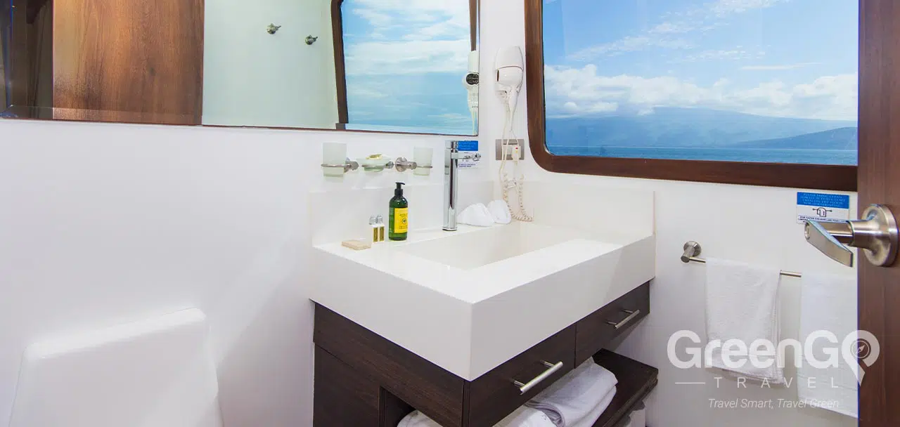 Cormorant Galapagos Catamaran - Bathroom 1