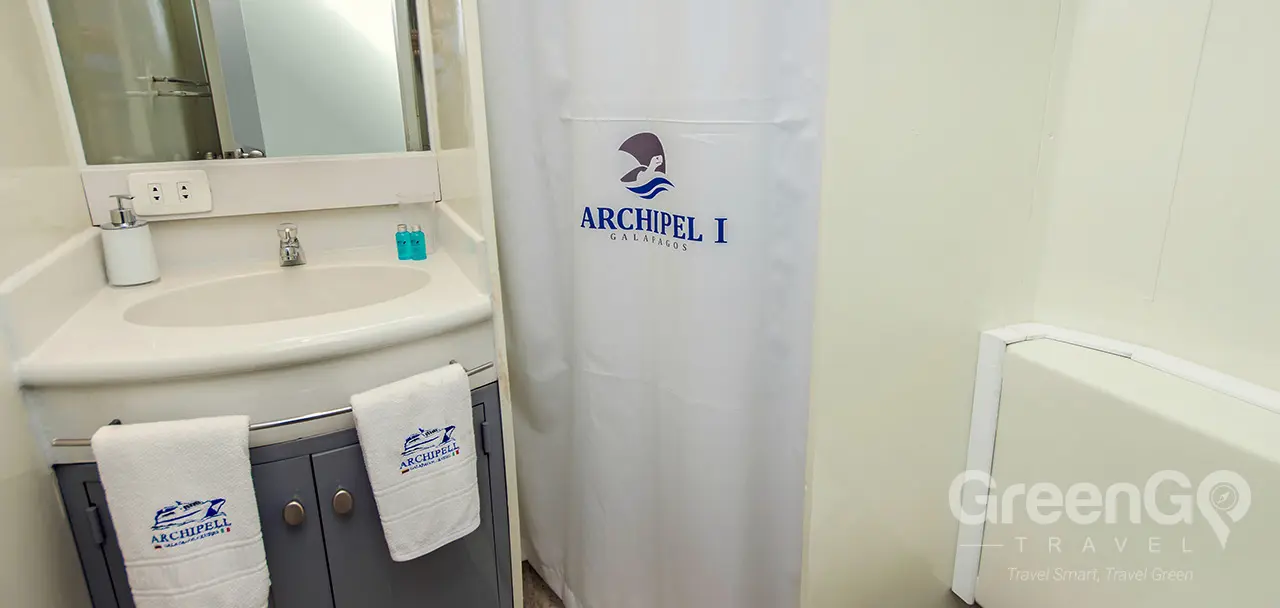 Archipell Galapagos Catamaran - Bathroom