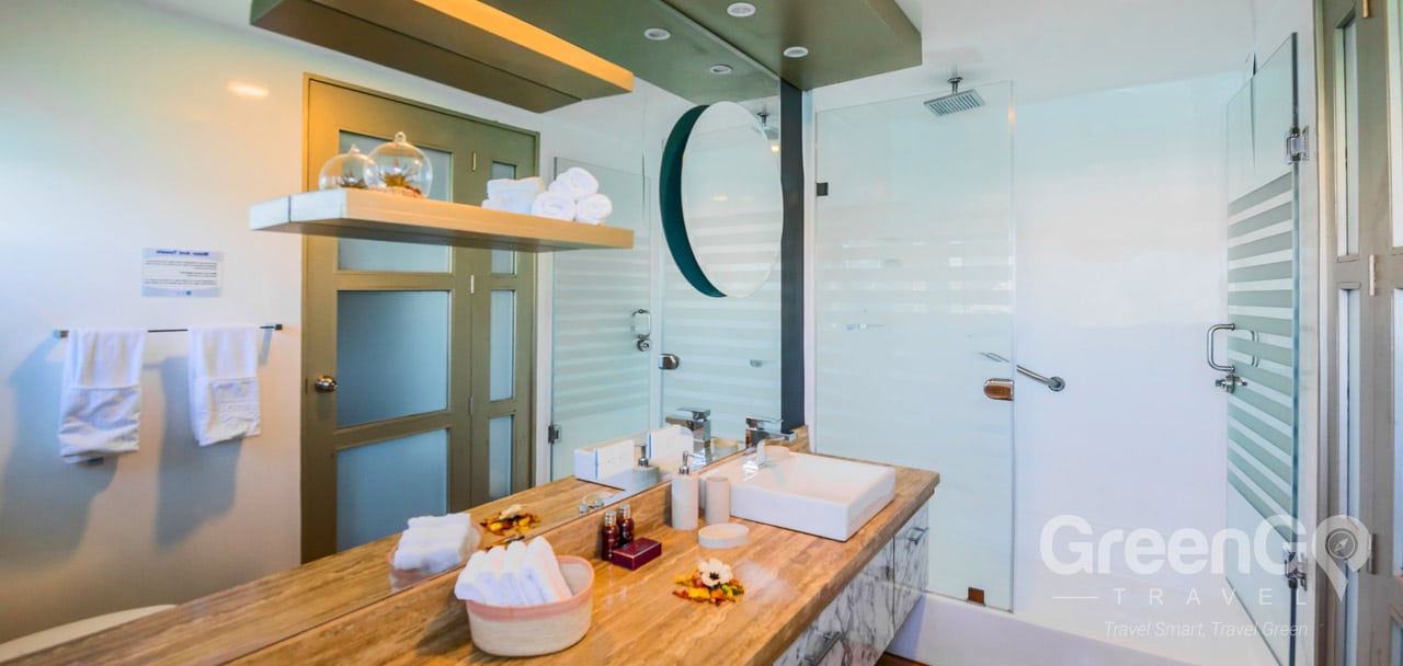 Galapagos Sea Star Journey Yacht - Suite Bathroom