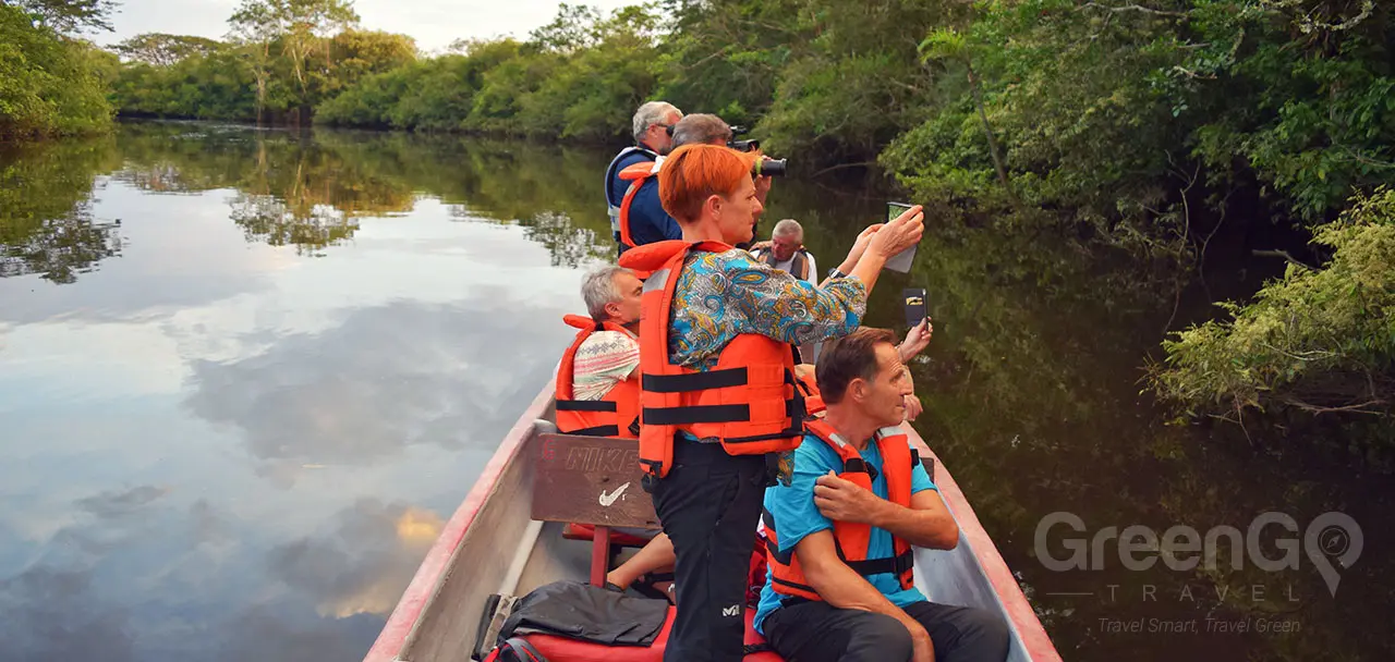 Piranha Amazon Lodge - Canoe Ride