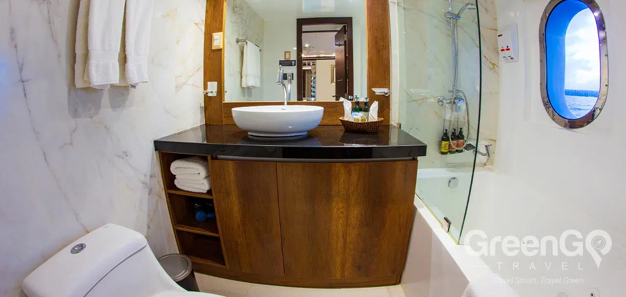 Grand Majestic Galapagos Yacht - Bathroom