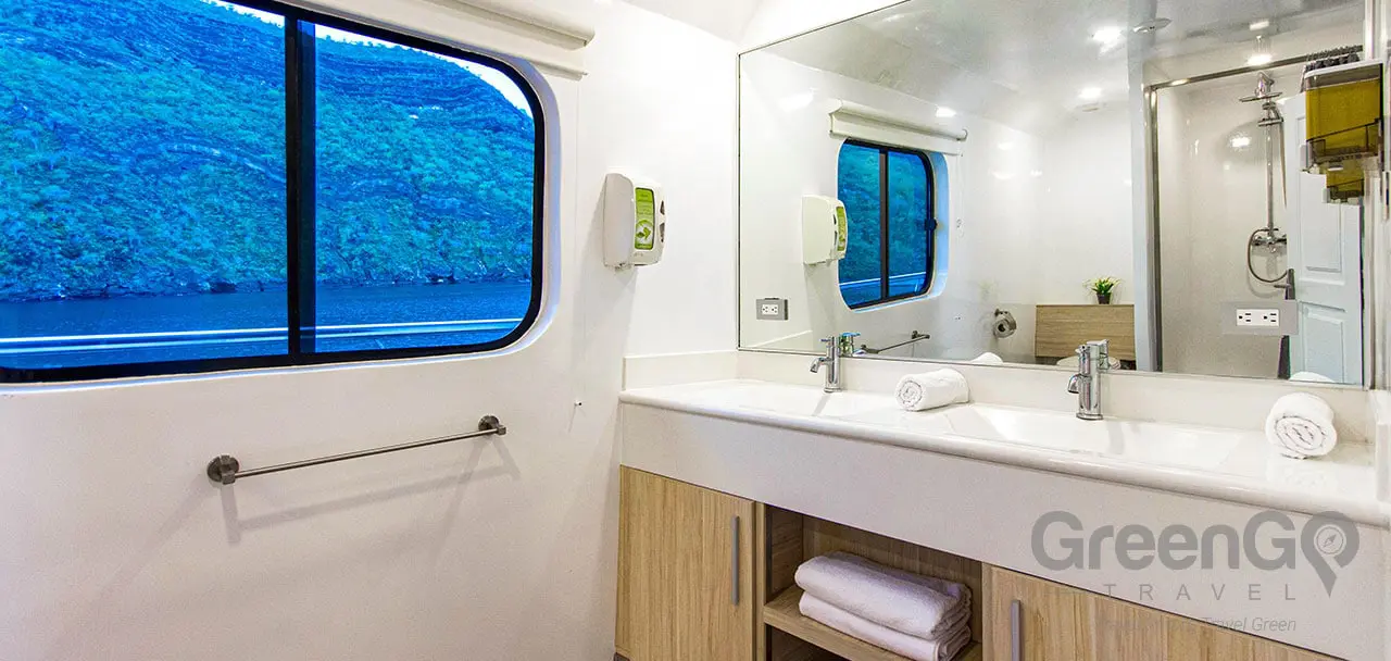 Solaris Galapagos Yacht - Bathroom