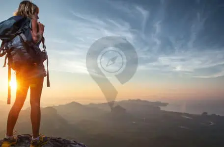 Galapagos-Packinglist-Girl-on-cliff