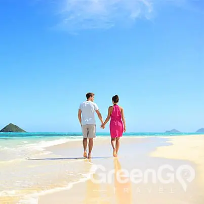 Galapagos-honeymoon-Couple-walking-on-beach