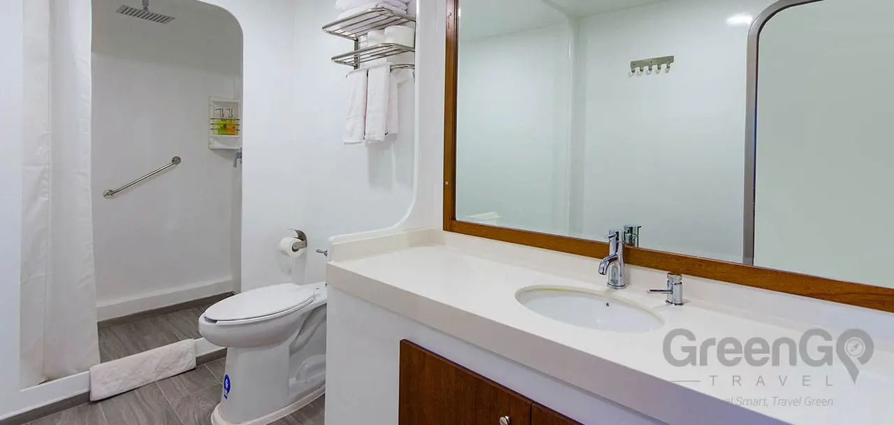 Tip Top 5 Galapagos Catamaran - Bathroom