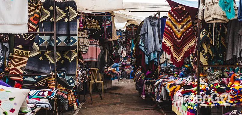 Ecuador-Souvenir-Guide-otavalo-market