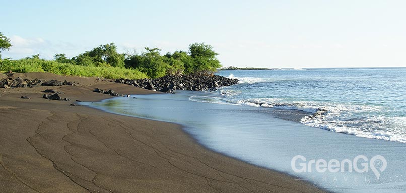 Galapagos-Floreana-Island-black-beach