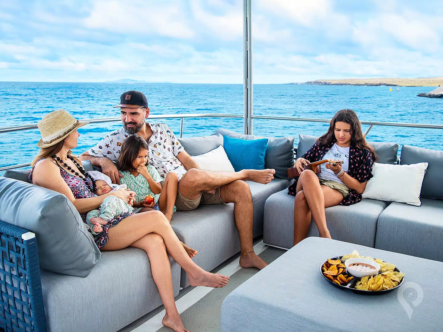Estrella-Del-Mar-Galapagos-Yacht-Family-in-Lounge