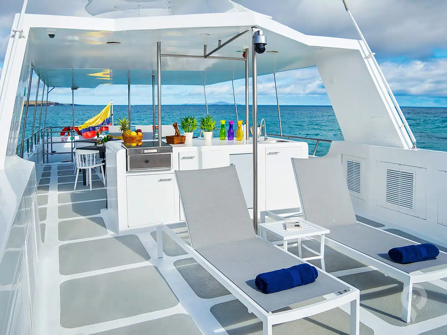 Estrella-Del-Mar-Galapagos-Yacht-Solarium-in-Sun-Deck