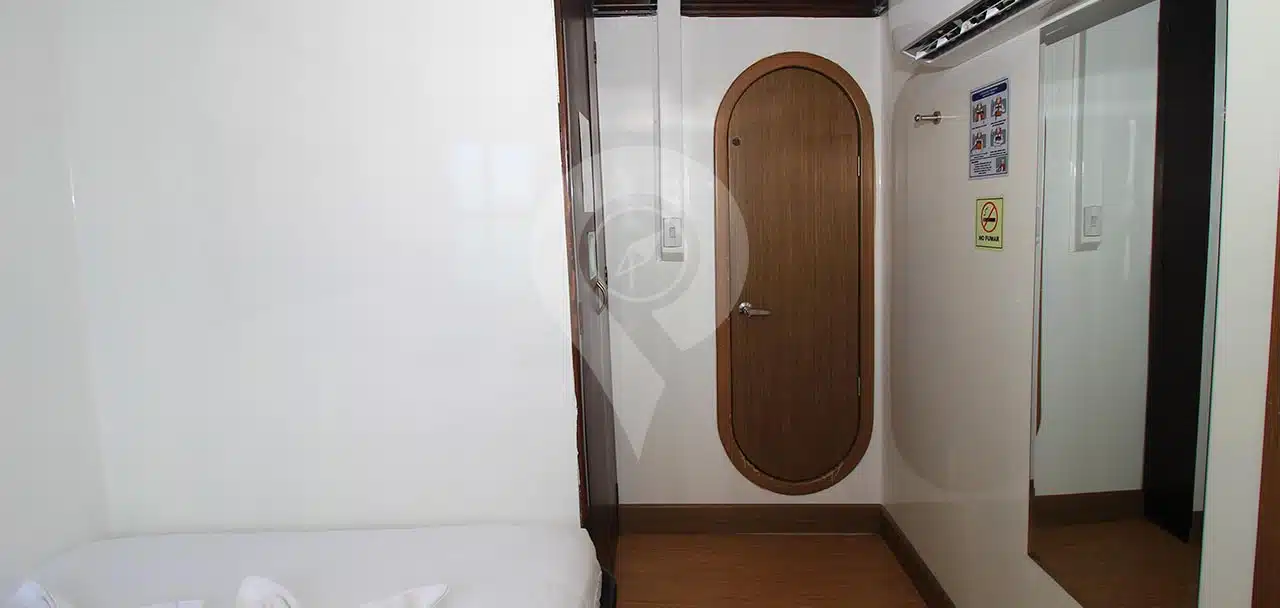 Anali-Galapagos-Catamaran-Cabin-Entry