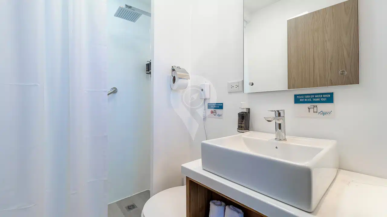 Galapagos-Angel-Yacht-bathroom