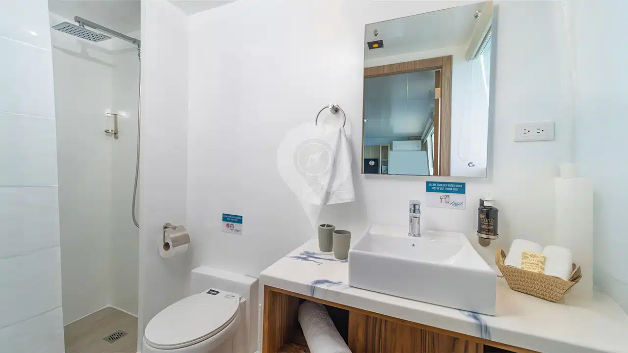 Galapagos-Angel-Yacht-bathroom-cabin