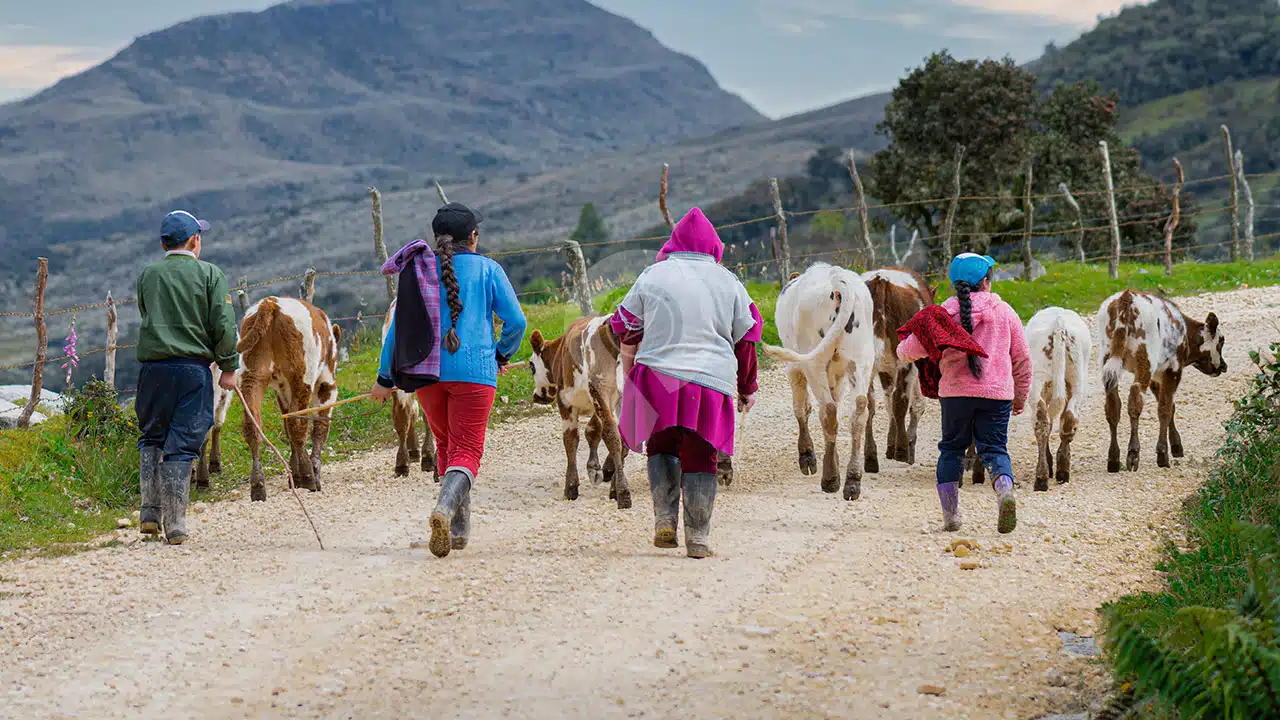 Locals-near-Quilotoa