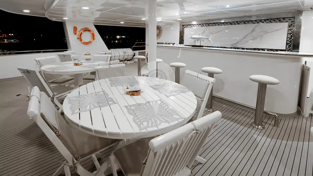Anahi-Galapagos-Catamaran-Bar