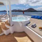 Elite-Galapagos-Catamaran-jacuzzi