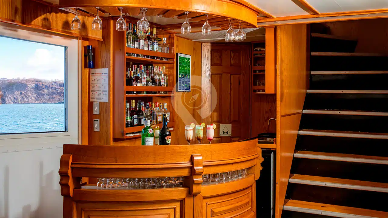 Cachalote-Explorer-Galapagos-Yacht-bar