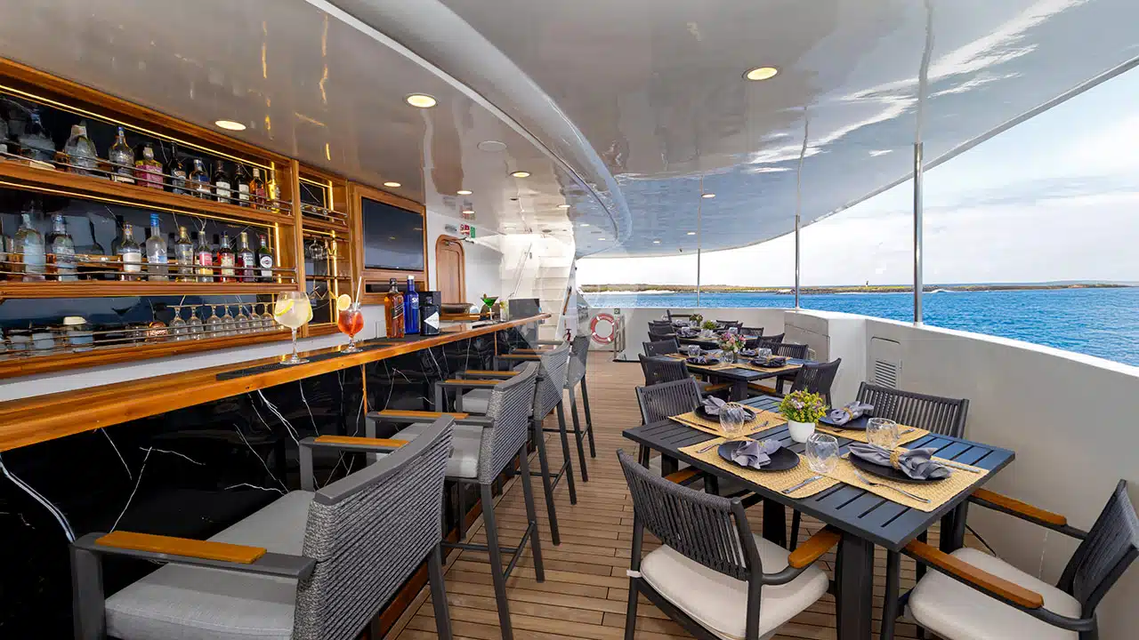 Galapagos-Horizon-Trimaran-al-fresco-dining-1