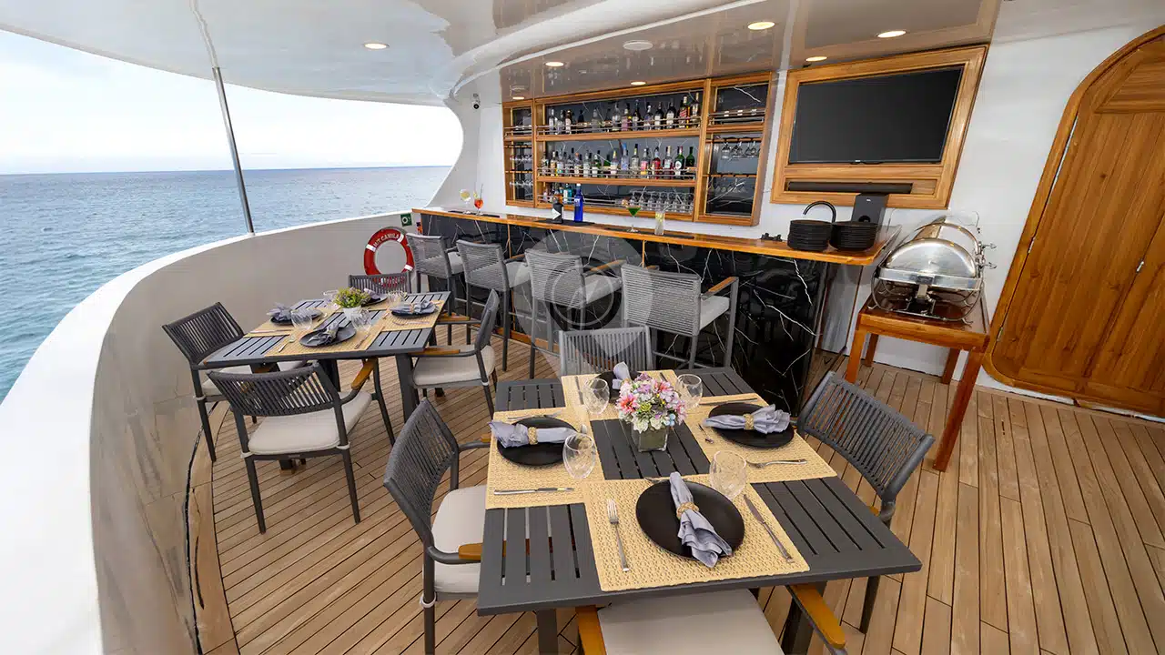Galapagos-Horizon-Trimaran-al-fresco-dining-3