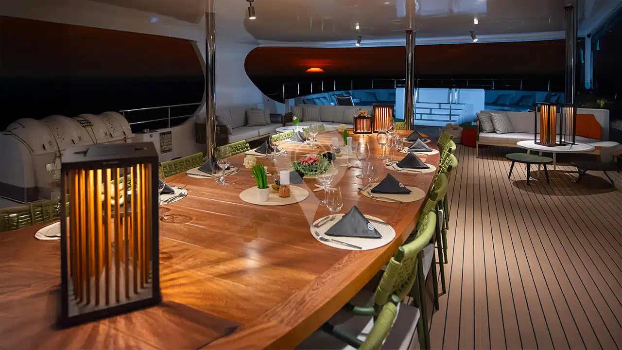 Galapagos-Tribute-Yacht-al-fresco-dining