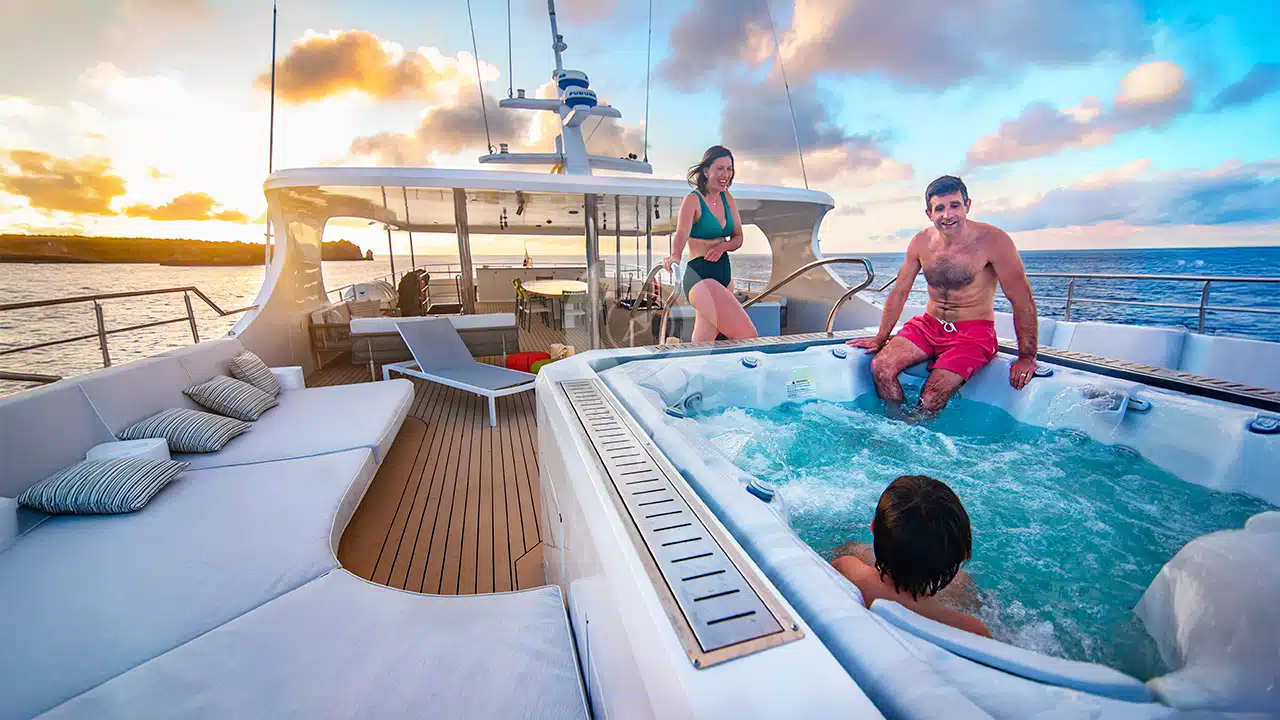 Galapagos-Tribute-Yacht-al-fresco-hot-tub