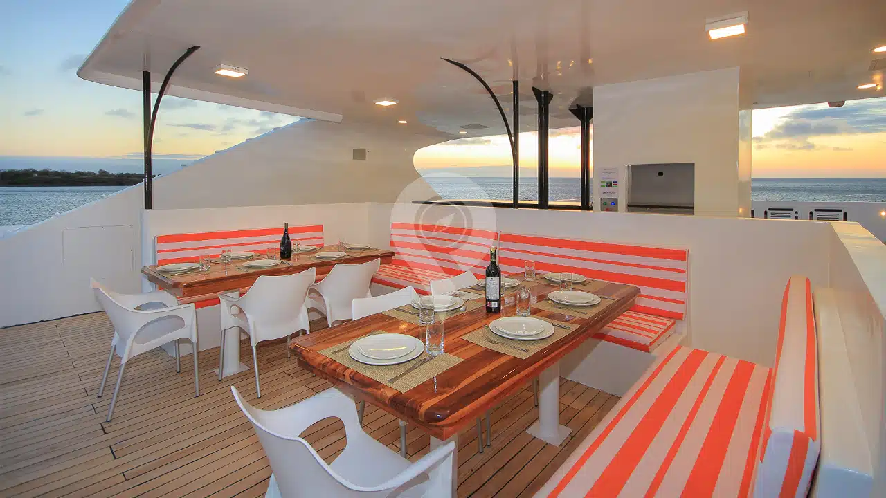 Grand-Queen-Beatriz-Galapagos-Yacht-al-fresco-dining