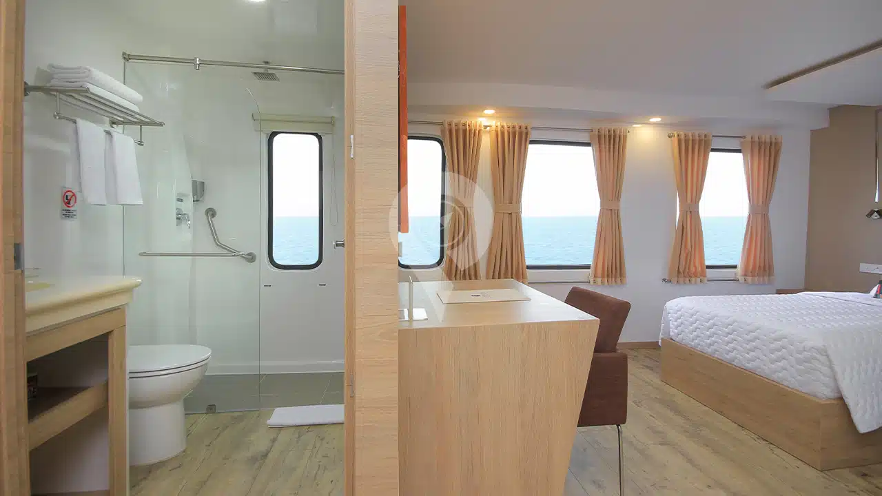 Grand-Queen-Beatriz-Galapagos-Yacht-bathroom-cabin