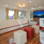 Grand-Queen-Beatriz-Galapagos-Yacht-lounge
