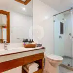 Infinity-Galapagos-Yacht-bathroom