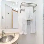 Koln-Galapagos-Yacht-bathroom