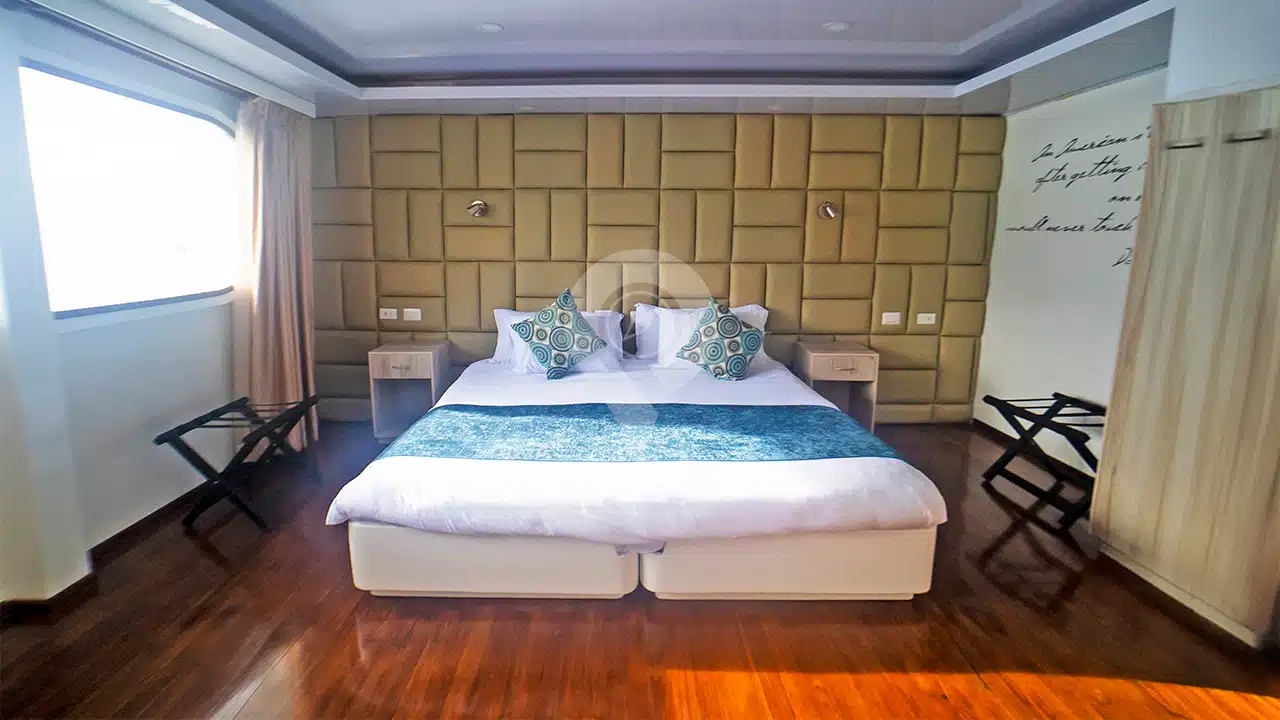 Petrel-Galapagos-Catamaran-matrimonial-cabin