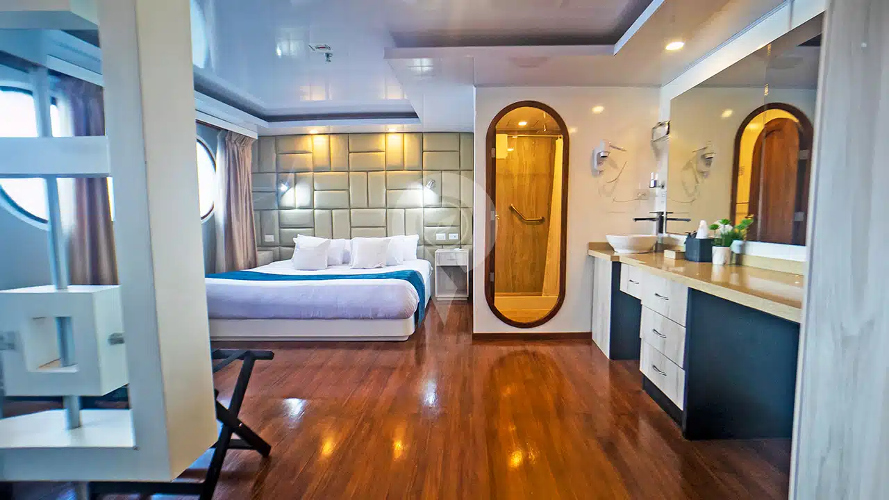 Petrel-Galapagos-Catamaran-suit2