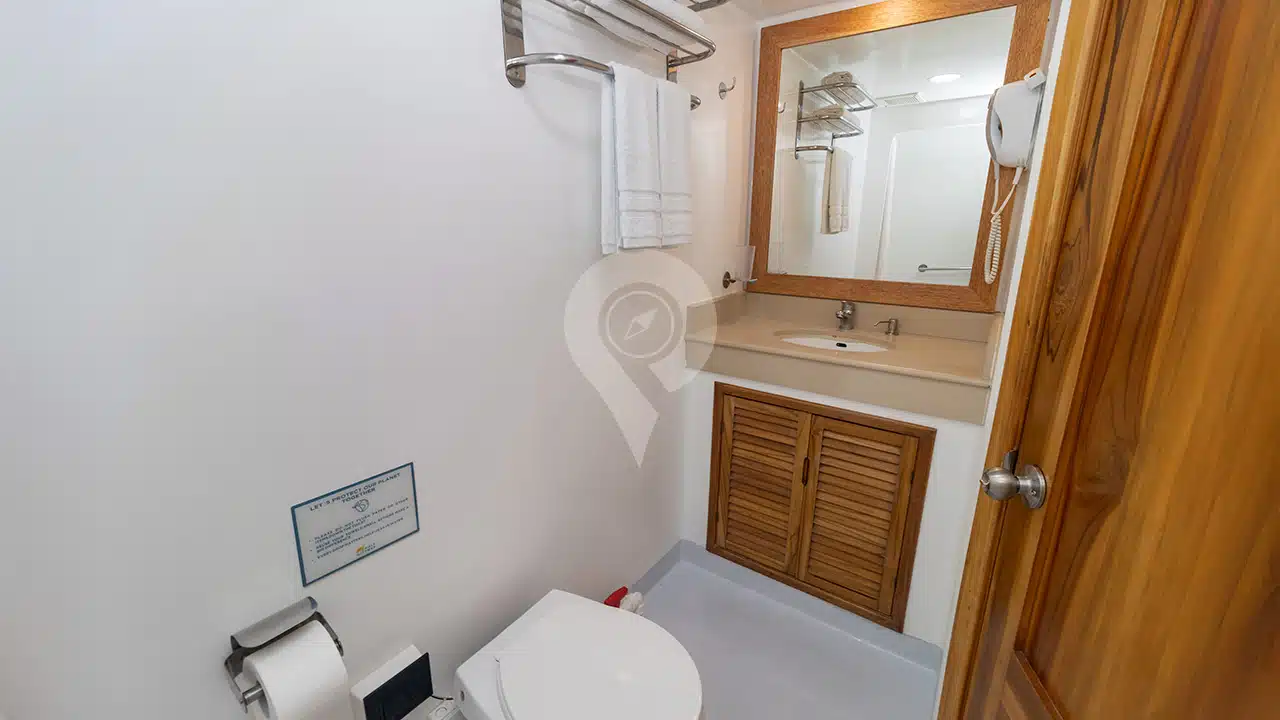 Tip-Top-4-Galapagos-Yacht-bathroom-2