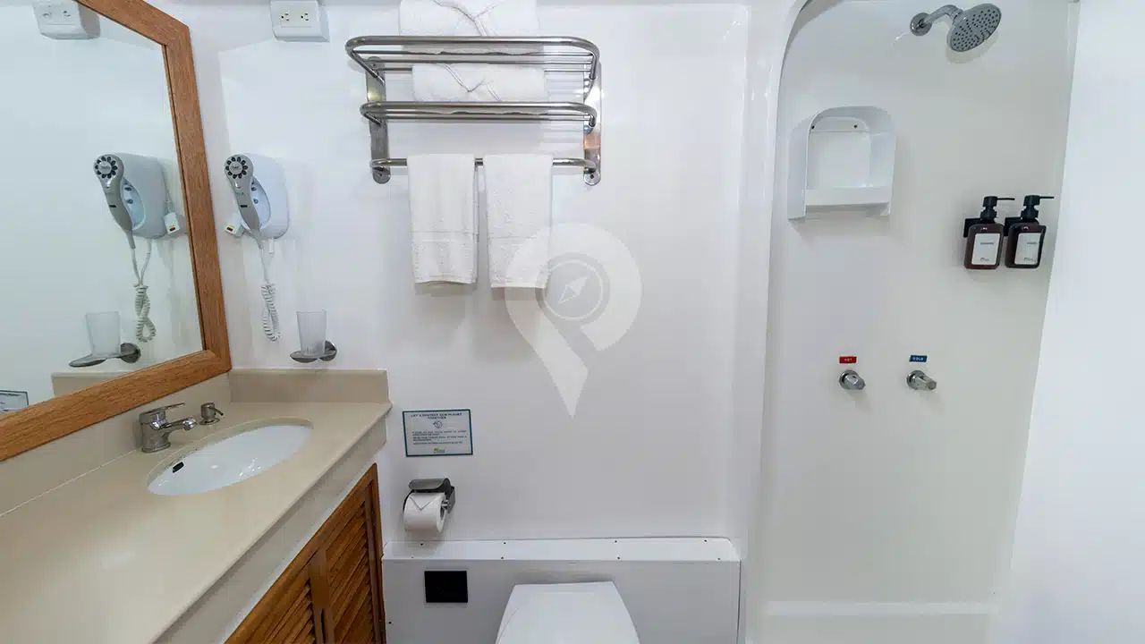 Tip-Top-4-Galapagos-Yacht-bathroom