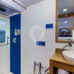 Calipso-Galapagos-Yacht-bathroom