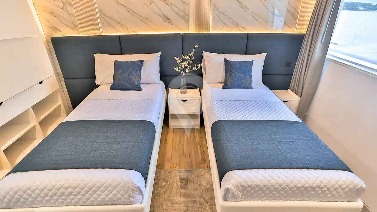 Galaxy-Diver-II-twin-cabin