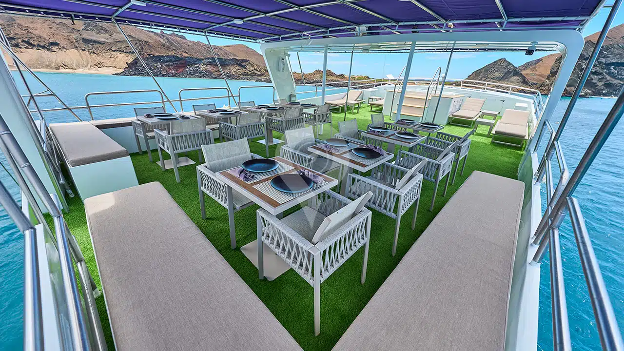 Monserrat-Galapagos-Yacht-al-fresco-dining