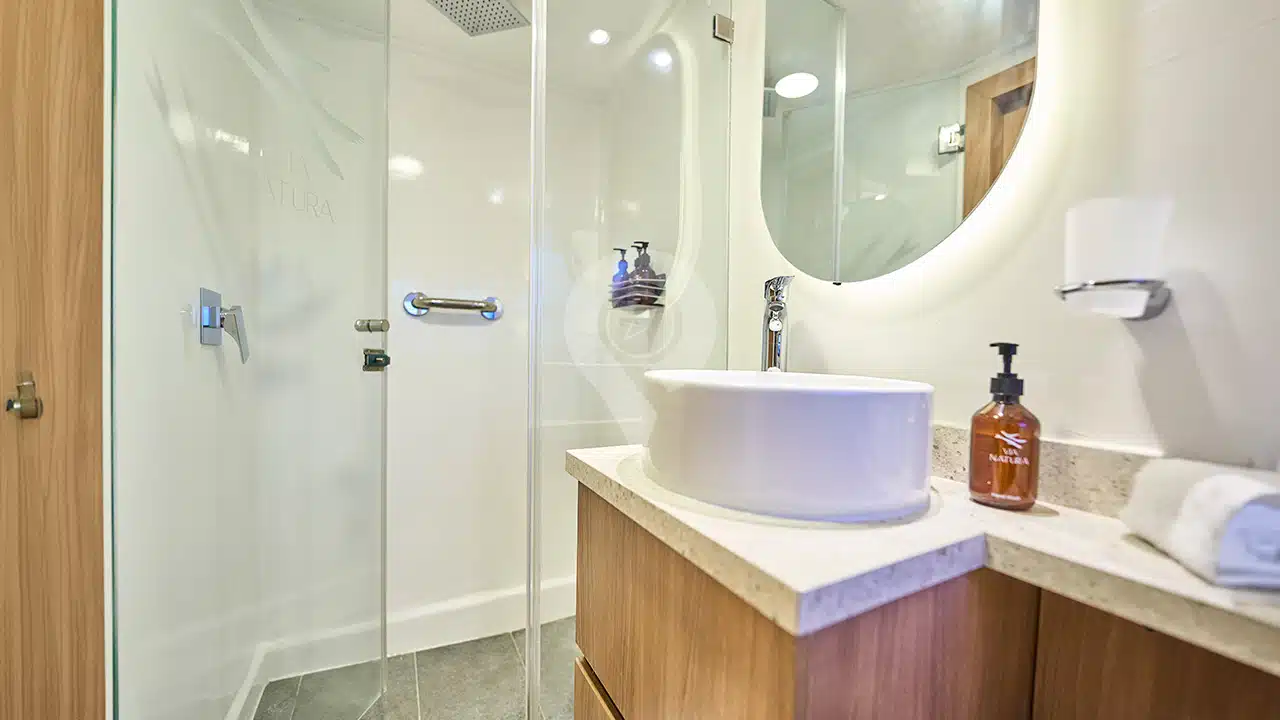 Monserrat-Galapagos-Yacht-bathroom